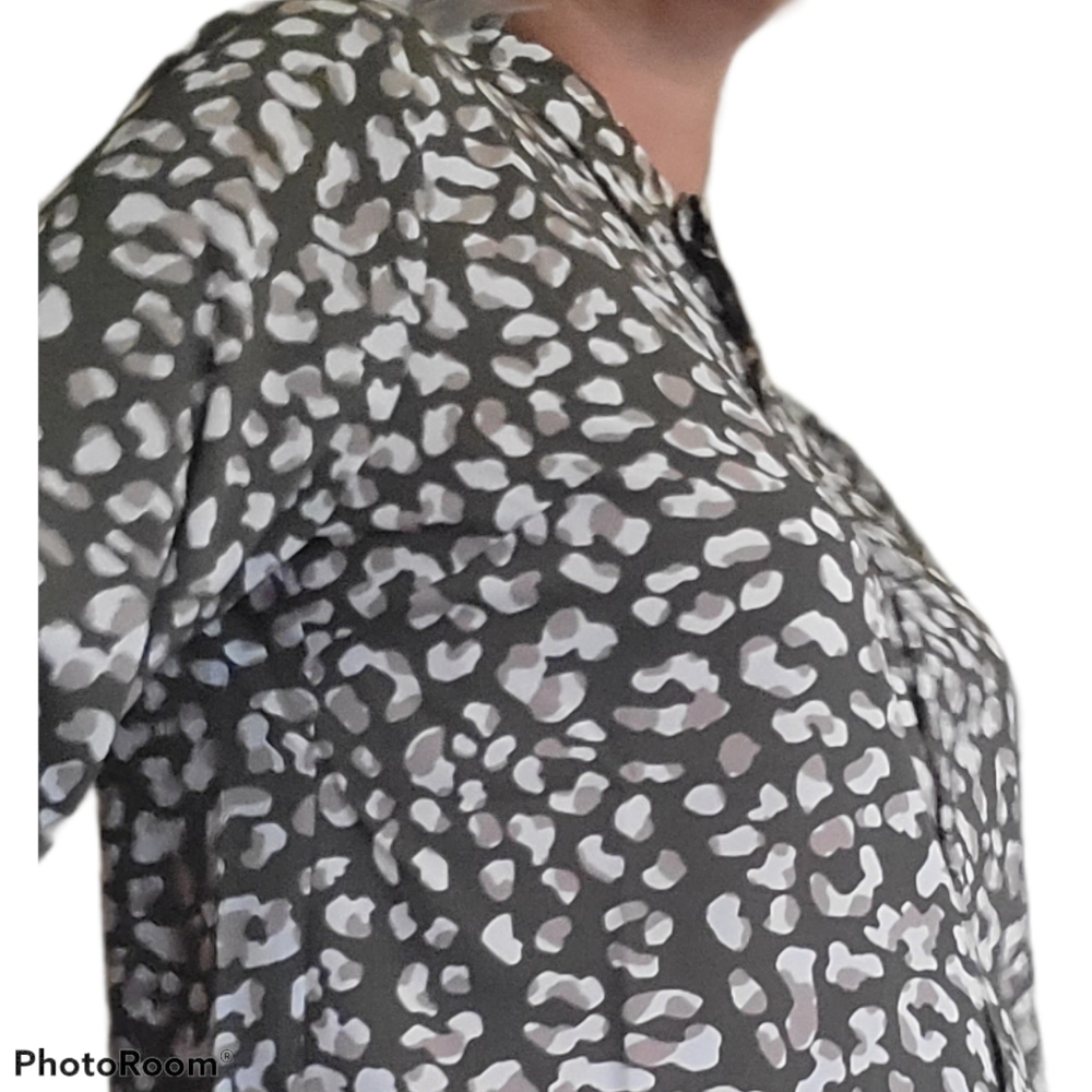 Motto Olive Leopard Print Button Down Size 10 - image 3